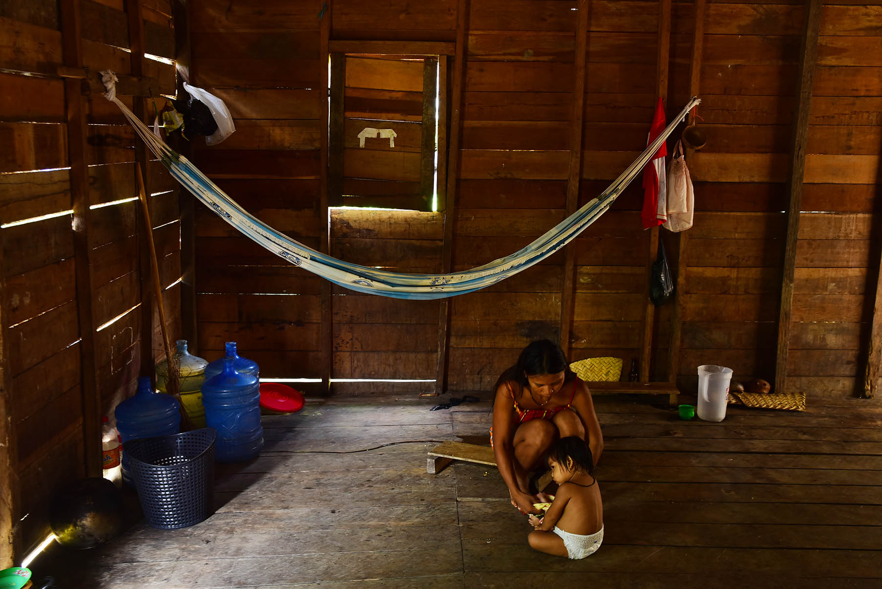 Família indígena na Vila dos Matis em Atalaia do Norte (AM) Audiodescrição: Imagem 22 de 41.