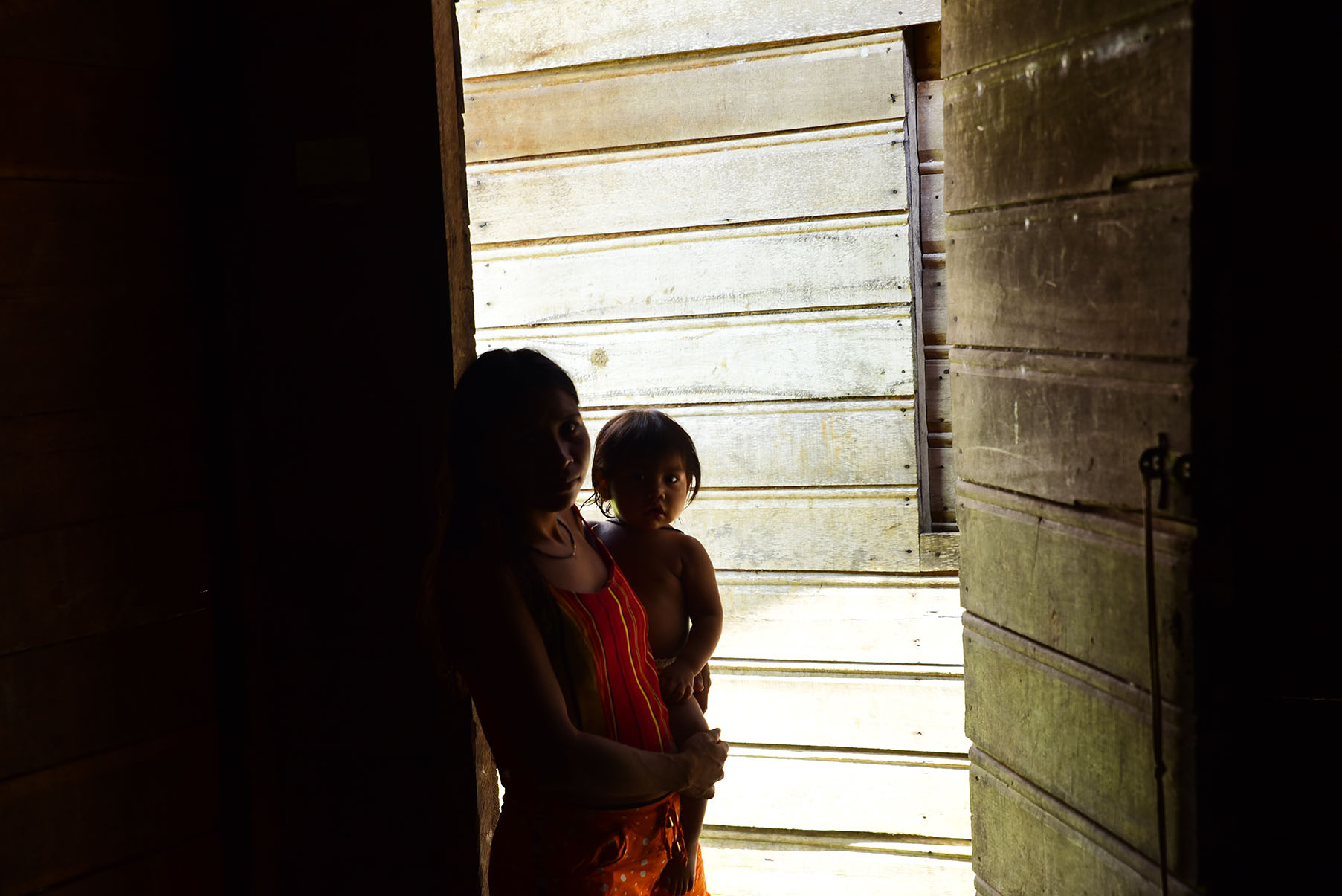 Família indígena na Vila dos Matis em Atalaia do Norte (AM) Audiodescrição: Imagem 23 de 41.