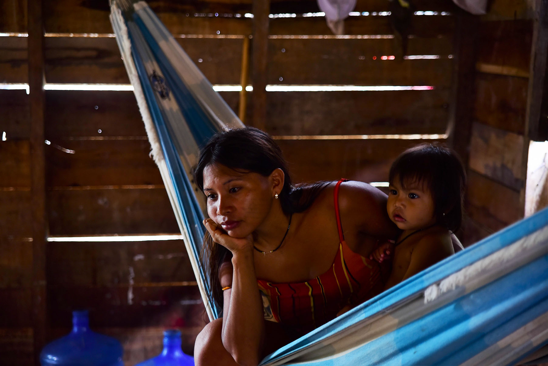 Família indígena na Vila dos Matis em Atalaia do Norte (AM) Audiodescrição: Imagem 24 de 41.