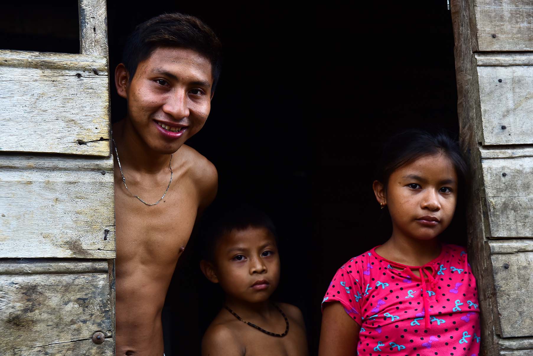 Jovens indígenas na Vila dos Matis em Atalaia do Norte (AM) Audiodescrição: Imagem 25 de 41.