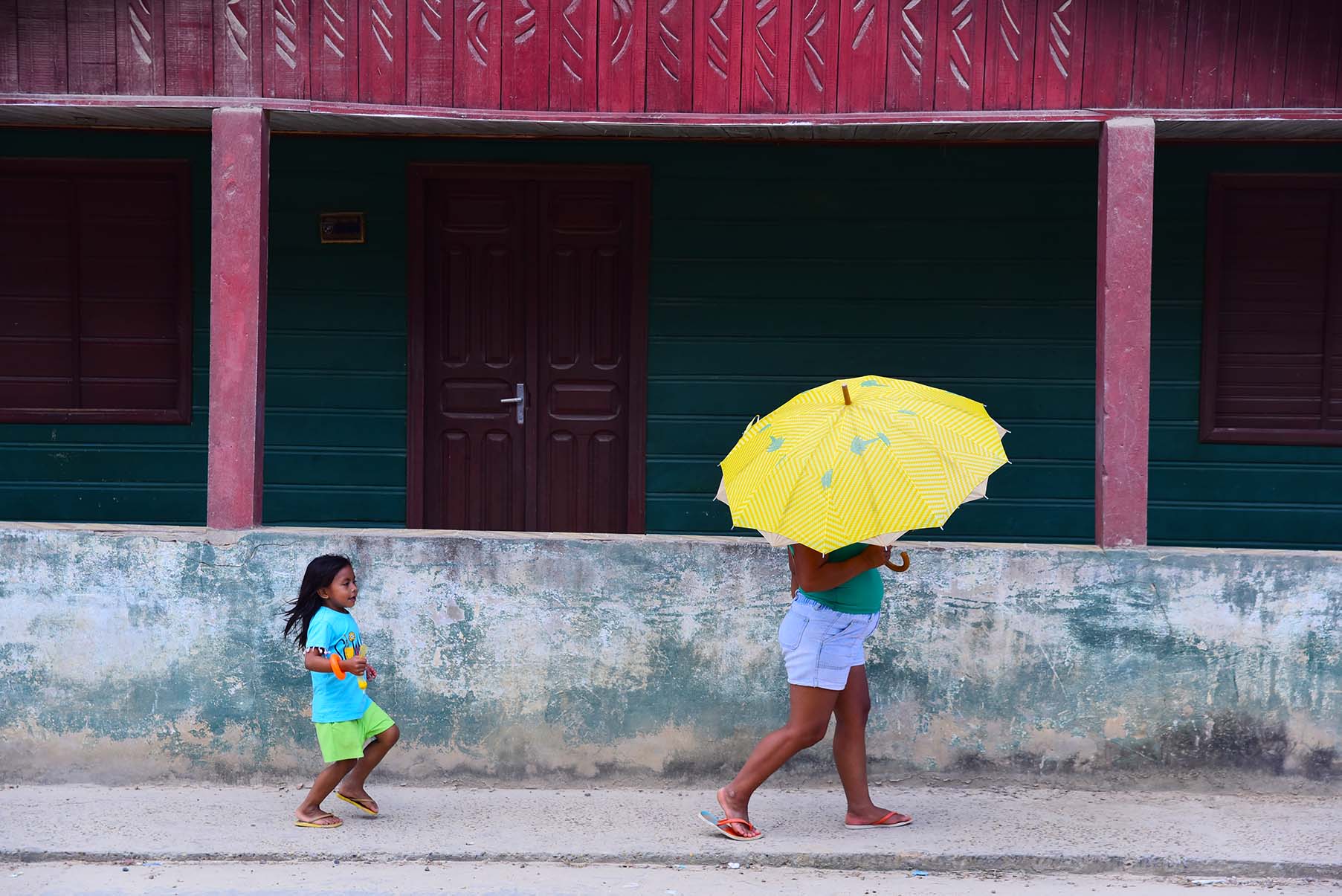 Cotidiano na rua Antonio de Souza Braga, no município de Atalaia do Norte (AM) Audiodescrição: Imagem 26 de 41.