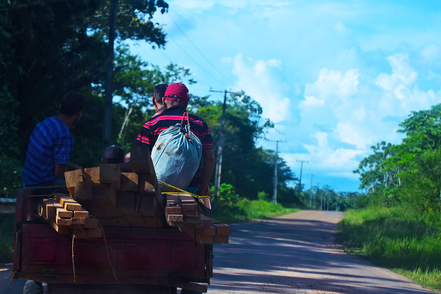 Carroça em rodovia do município de Atalaia do Norte (AM) Audiodescrição: Imagem 33 de 41.