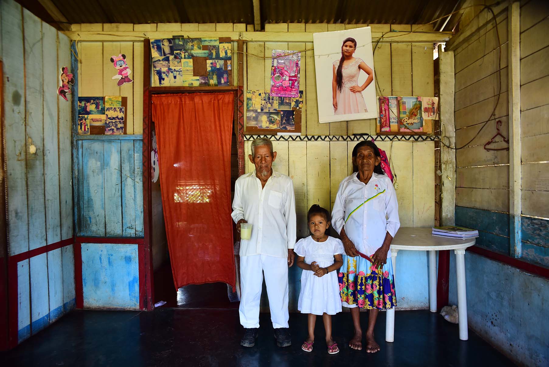 Família moradora na Comunidade Umariaçu II, no município de Tabatinga (AM) Audiodescrição: Imagem 36 de 41.