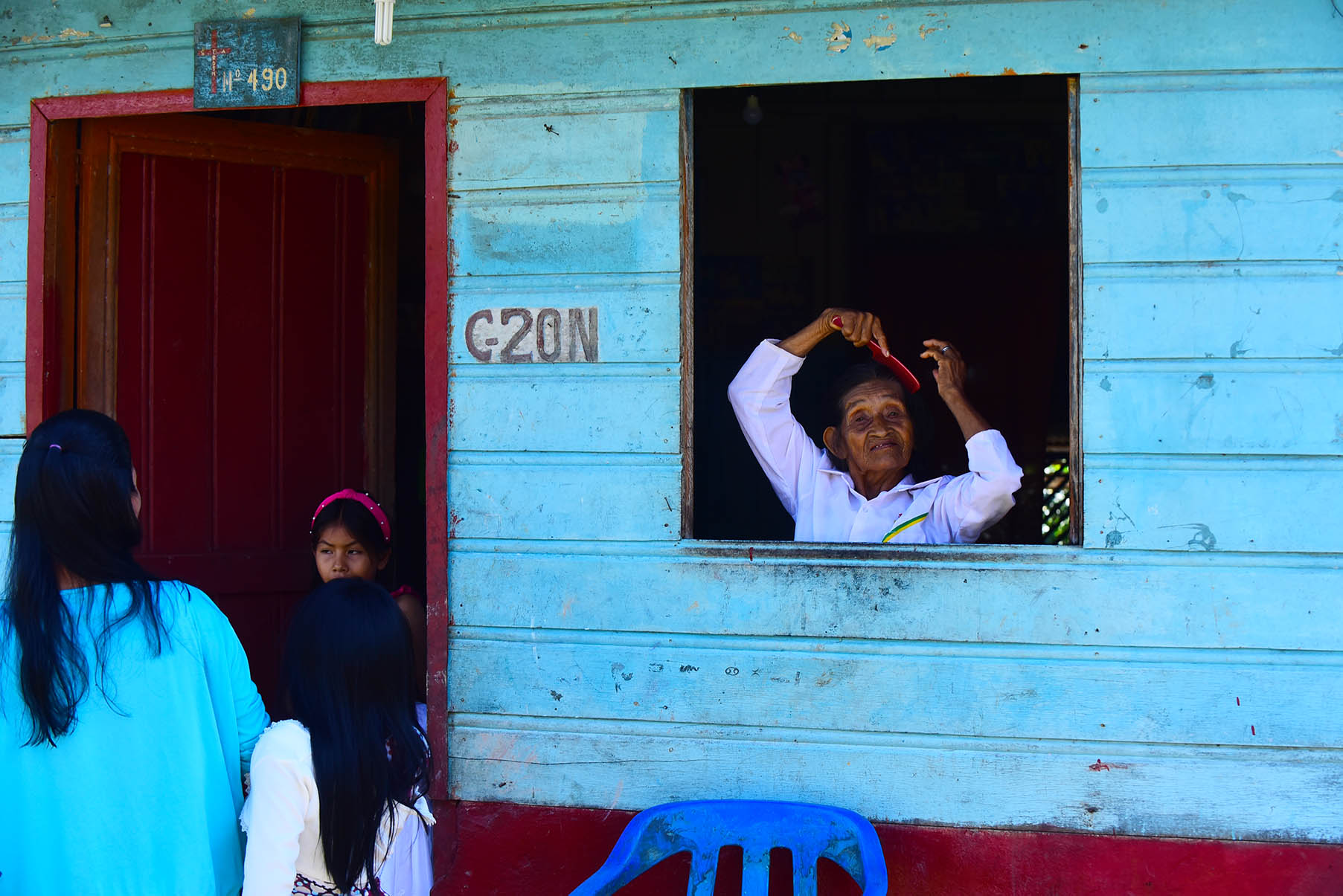 Família moradora na Comunidade Umariaçu II, no município de Tabatinga (AM) Audiodescrição: Imagem 37 de 41.