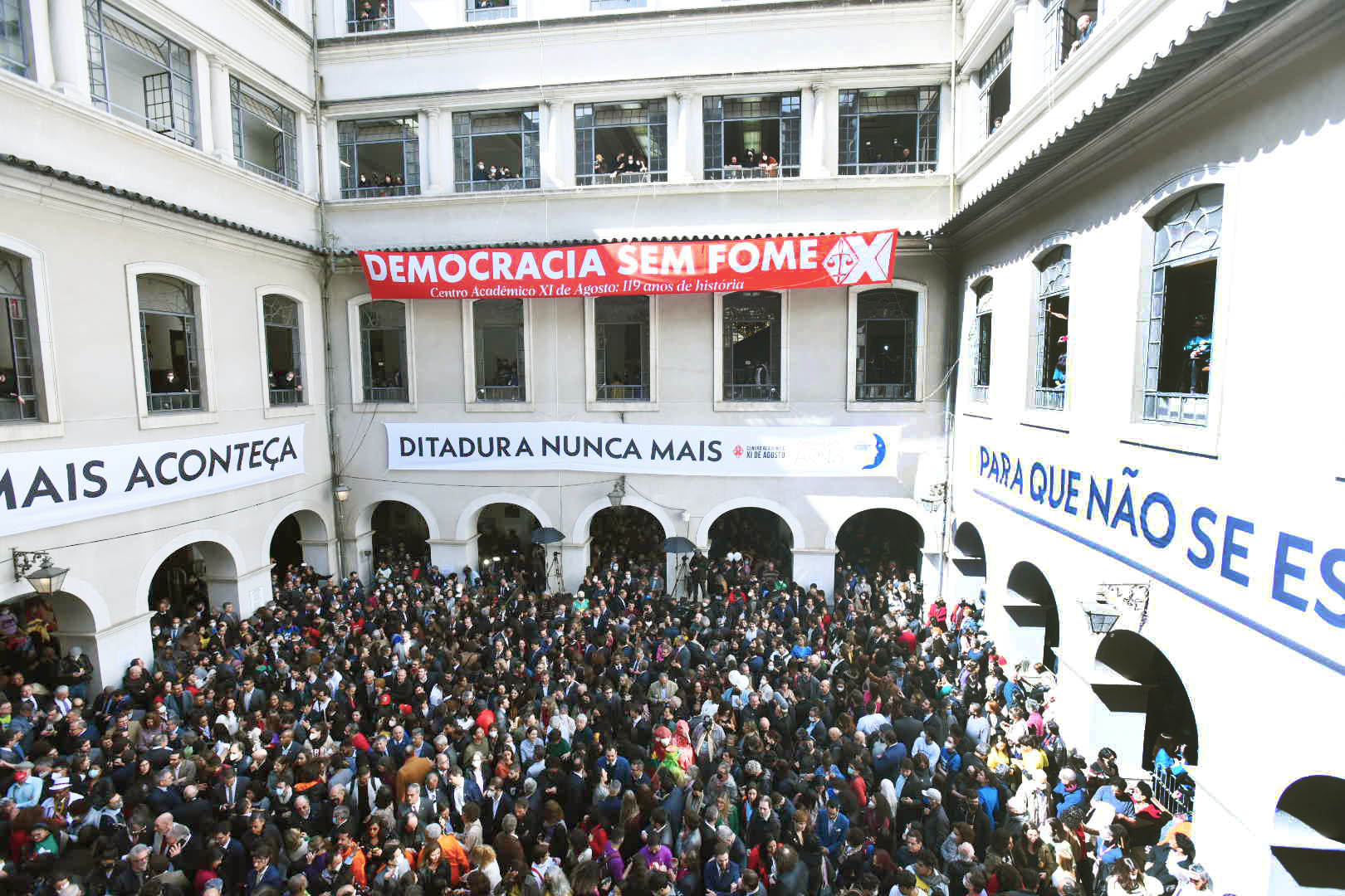 Faculdade de Direito da UFMG promove ato em favor da democracia