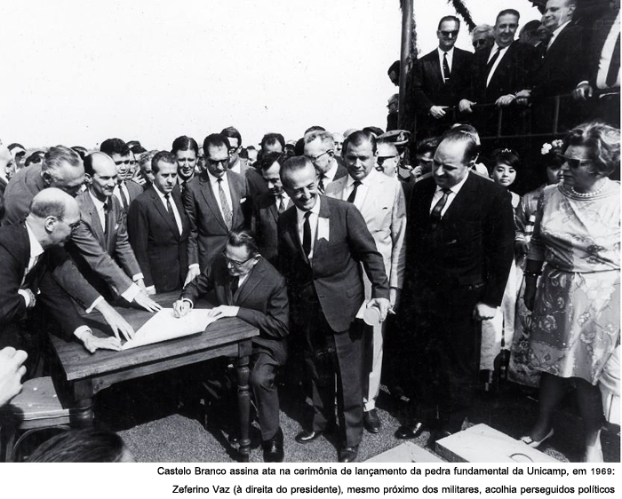 Castelo Branco assina ata na cerimônia de lançamento da pedra fundamental da Unicamp, em 1996: Zeferino Vaz (à direita do presidente), mesmo próximo dos militares, acolhia perseguidos políticos