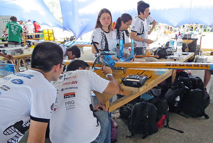 Equipe Urubus trabalhando no avião Drogon durante a competição