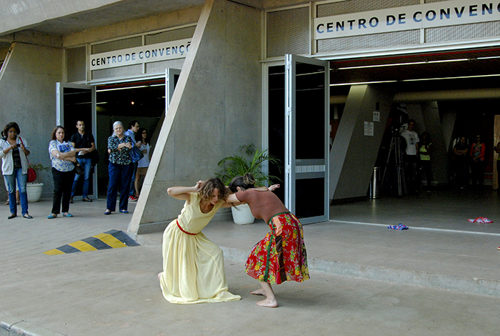 Apresentação de música e dança