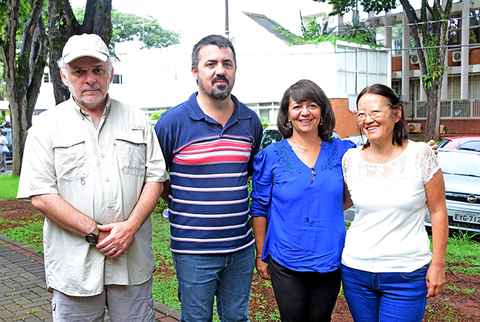 Integrantes do GT da dengue: Rôse Trevisane (centro)