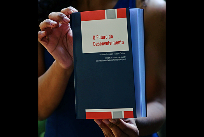 Livro sobre as contribuições de Coutinho