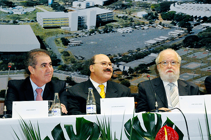 Prefeito Jonas Donizette; secretário adjunto do Desenvolvimento, Ciência e Tecnologia do Estado de São Paulo, Luiz Carlos Quadrelli, que representou o governador Geraldo Alckmin e o reitor José Tadeu Jorge
