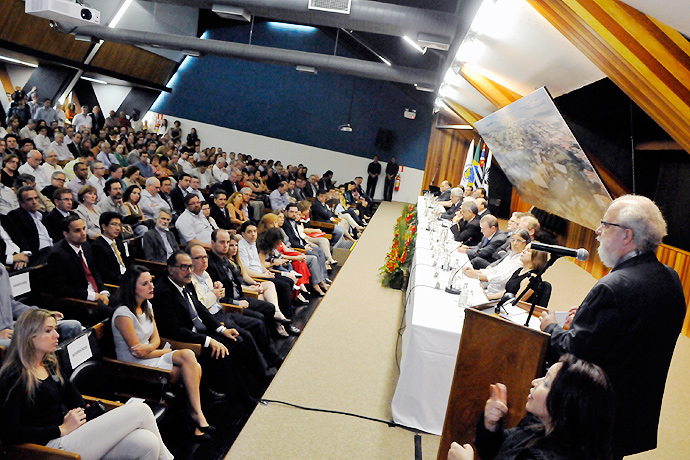 Tadeu Jorge discursa para auditório lotado