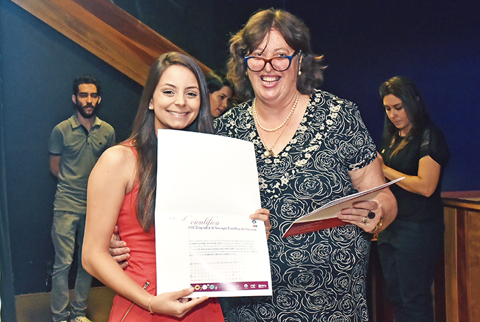 A professora Gláucia Pastore com estudante premiada no Congresso de Iniciação Científica