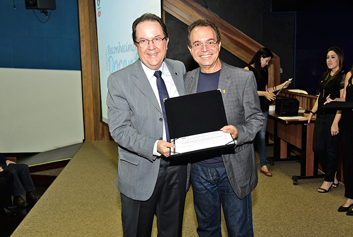 O professor Sérgio Leite (premiado), com o pró-reitor de Graduação, Luis Alberto Magna