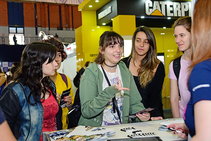 Estudantes conversam com expositores na Talento Unicamp