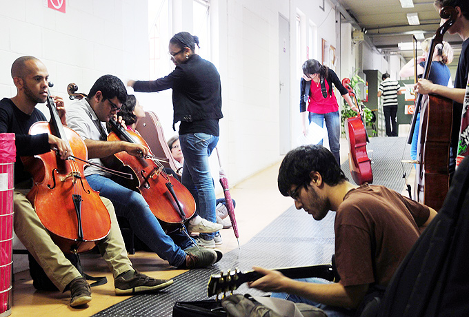 Corredor do Instituto de Artes em dia de prova para Música
