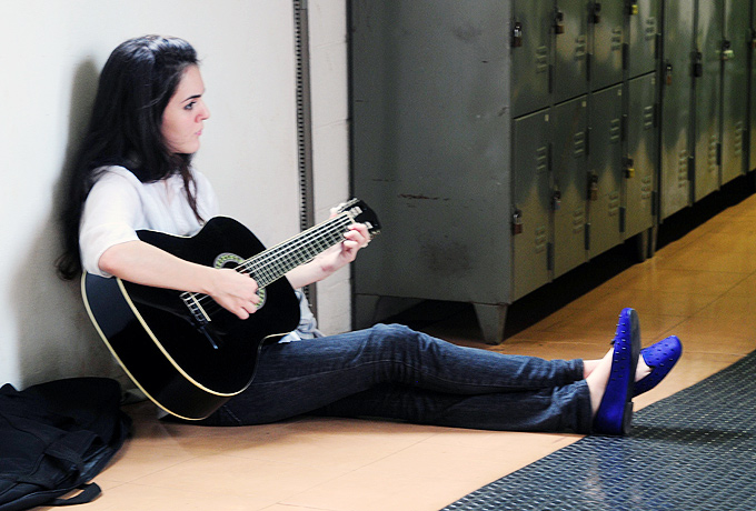 Candidata testa instrumento antes da prova