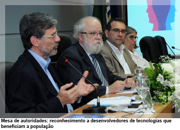 Mesa de autoridades: reconhecimento a desenvolvedores de tecnologias que beneficiam a população
