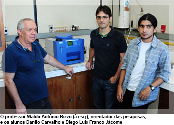 O professor Waldir Antônio Bizzo (à esq.), orientador das pesquisas, e os alunos Danilo Carvalho e Diego Luis Franco Jácome