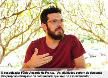 O pesquisador Fábio Accardo de Freitas. “As atividades partem da demanda  das próprias crianças e da comunidade que vive no assentamento”