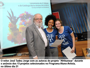 O reitor José Tadeu Jorge com as autoras do projeto “Afrikanizar” durante o anúncio dos 15 projetos selecionados no Programa Aluno-Artista, no último dia 21