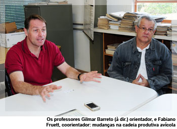 Os professores Gilmar Barreto (à dir.) orientador, e Fabiano Fruett, coorientador: mudanças na cadeia produtiva avícola