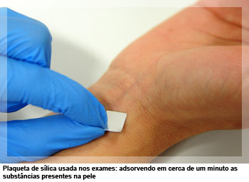 Plaqueta de sílica usada nos exames: adsorvendo em cerca de um minuto as substâncias presentes na pele
