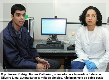 O professor Rodrigo Ramos Catharino, orientador, e a biomédica Estela de Oliveira Lima, autora da tese: método simples, não invasivo e de baixo custo