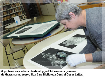 A professora e artista plástica Lygia Eluf examina gravura de Grassmann: acervo ficará na Biblioteca Central Cesar Lattes