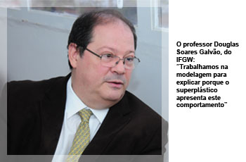  O professor Douglas Soares Galvão, do  IFGW: “Trabalhamos na  modelagem para  explicar porque o  superplástico apresenta este comportamento”