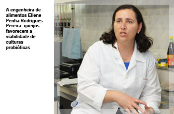 A engenheira de  alimentos Eliene  Penha Rodrigues  Pereira: queijos  favorecem a  viabilidade de  culturas  probióticas