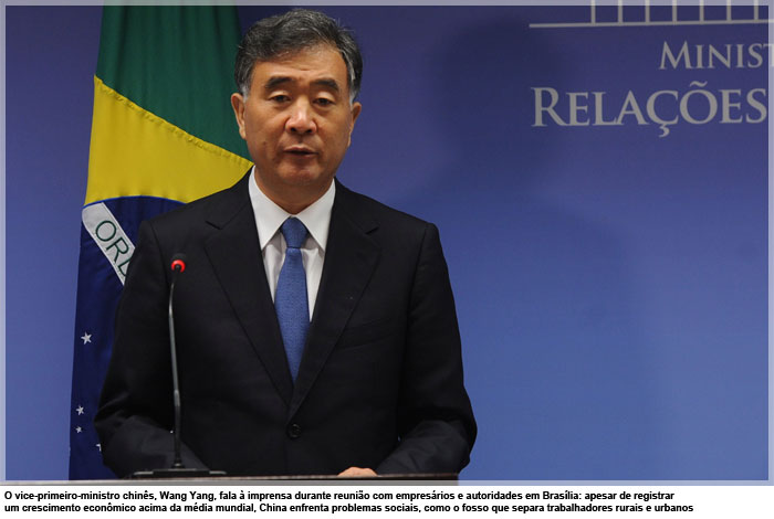 O vice-primeiro-ministro chinês, Wang Yang, fala à imprensa durante reunião com empresários e autoridades em Brasília: apesar de registrar um crescimento econômico acima da média mundial, China enfrenta problemas sociais, como o fosso que separa trabalhadores rurais e urbanos