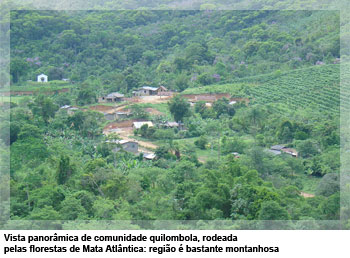 Vista panorâmica de comunidade quilombola, rodeada pelas florestas de Mata Atlântica: região é bastante montanhosa