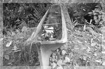 Canoa na comunidade de Cambury