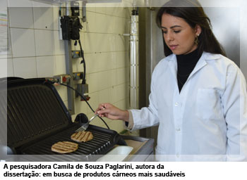 A pesquisadora Camila de Souza Paglarini, autora da dissertação: em busca de produtos cárneos mais saudáveis