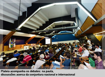 Plateia acompanha os debates: na pauta, discussões acerca da conjuntura nacional e internacional