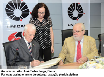 Ao lado do reitor José Tadeu Jorge, Pierre Parlebas assina o termo de outorga: atuação pluridisciplinar