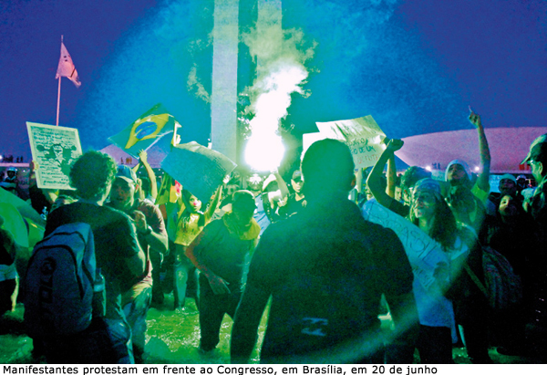 Manifestantes protestam em frente ao Congresso, em Brasília, em 20 de junho