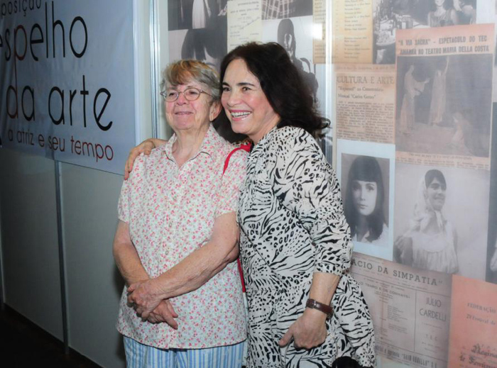 Regina Duarte visita exposição