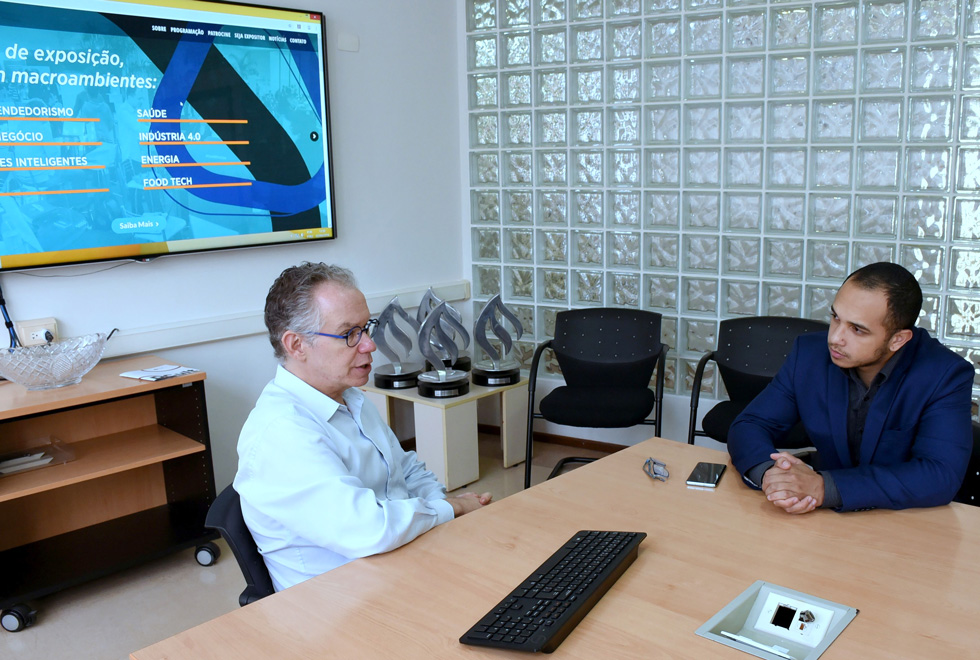 O deputado estadual Douglas Garcia (PSL) foi recebido pelo reitor Marcelo Knobel