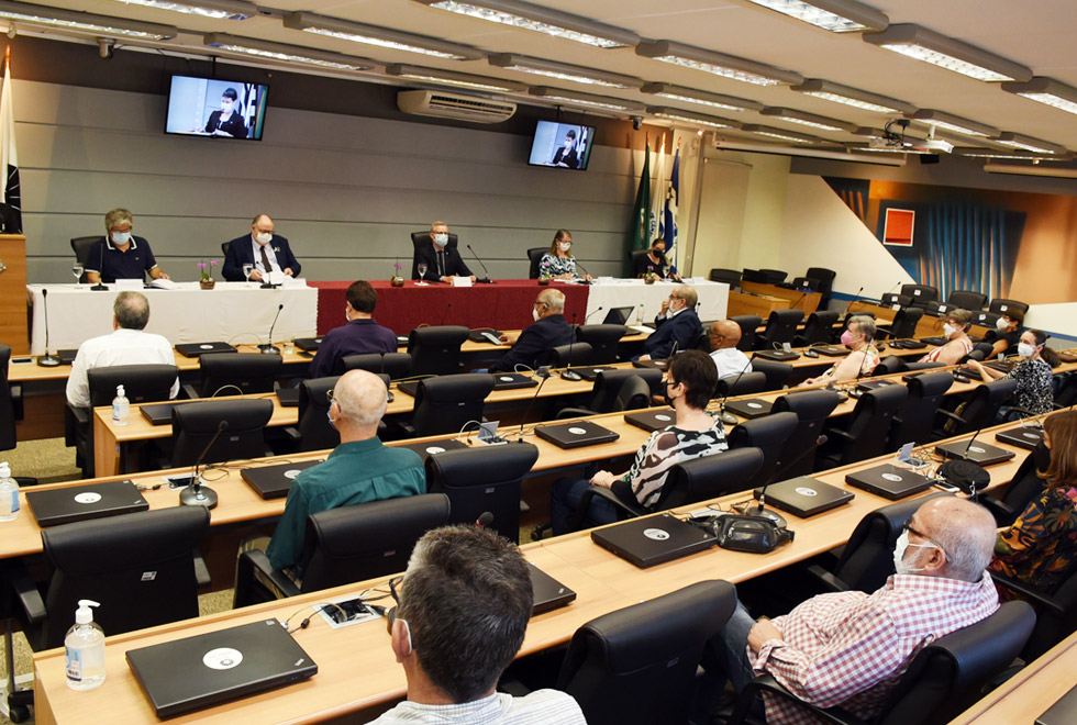 foto mostra a sala do consu com os presentes na plateia e a mesa composta