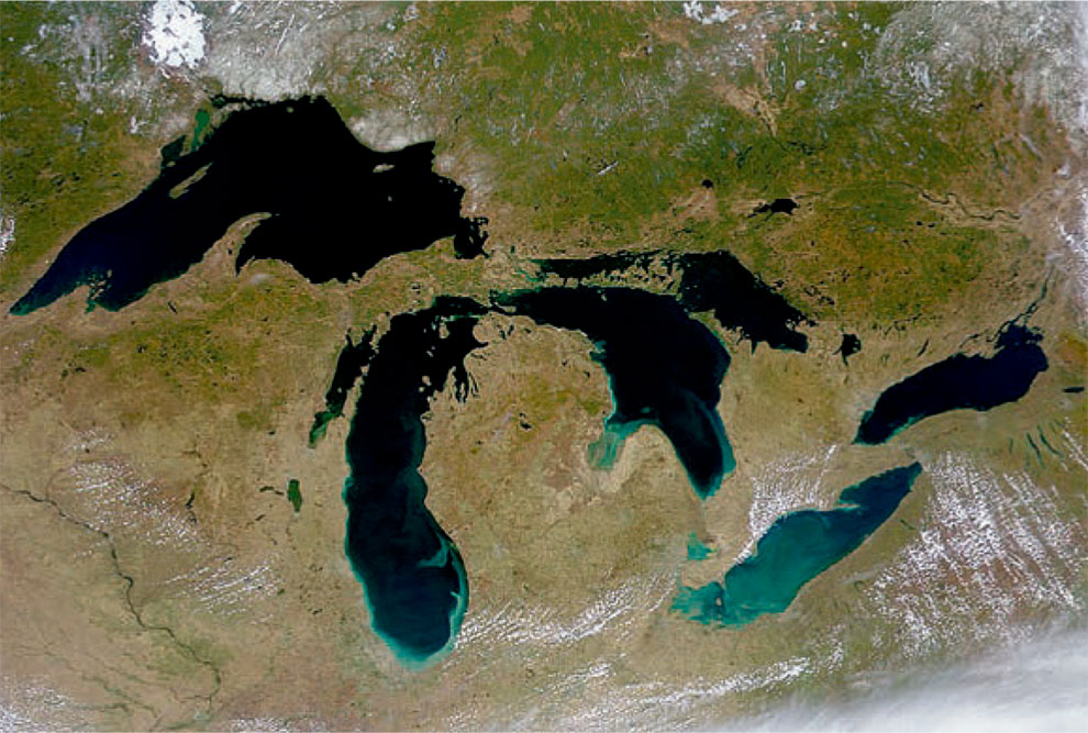 Foto de satélite que mostra lagos na superfície do planeta Terra.