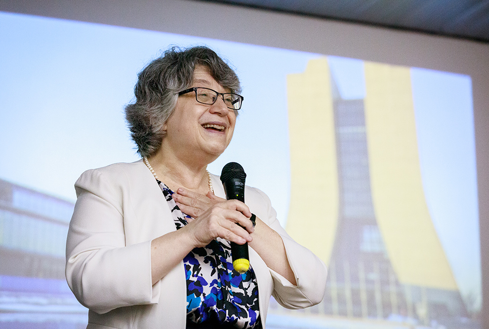 Lia Merminga, diretora do Fermilab, durante workshop na Unicamp: cooperação resultará em ganhos estratégicos
