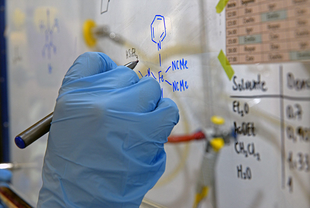 Experimento no Instituto de Química: cientistas exploram técnicas de oxidação seletiva em laboratório