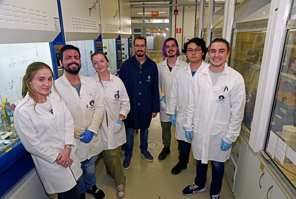 O professor Emilio de Lucca Júnior (centro) com pesquisadores do grupo por ele coordenado: desenvolvendo novas reações químicas