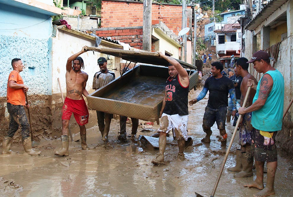 Moradores do bairro Itatinga, em São Sebastião, depois das chuvas que atingiram o litoral norte de SP em fevereiro deste ano