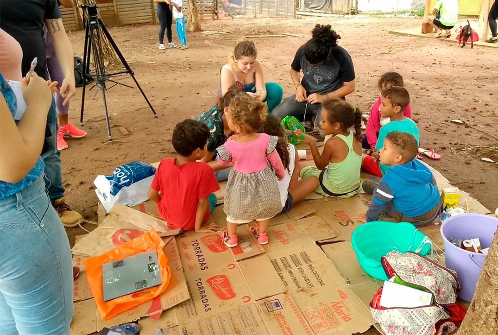 Alunos da Unicamp interagem com crianças da Vila Paula: práticas integradoras entre ensino e extensão