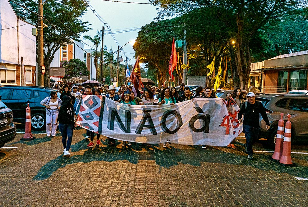 Após passeata pelo campus, manifestantes se concentraram em frente à Reitoria 