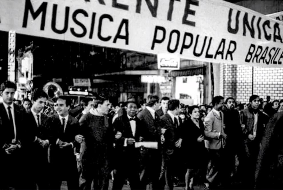 Marcha contra a guitarra elétrica organizada pela Frente Única da MPB, em 1967, em São Paulo: protesto reuniu grandes nomes da música brasileira
