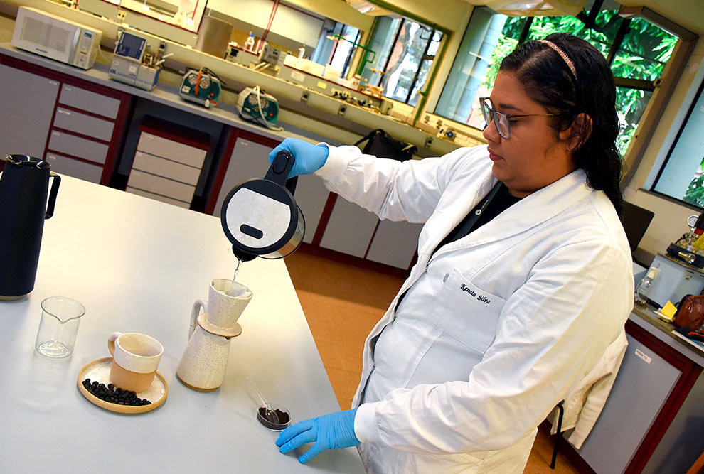 Renata Magalhaes, autora do estudo, prepara o “café de açaí” em laboratório da FEA: annálise de compostos fenólicos